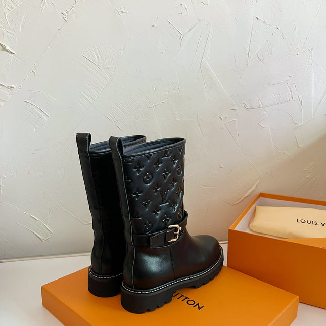 TERRITORY FLAT ANKLE BOOT IN BLACK EMBOSSED CALFSKIN