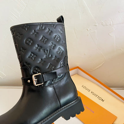 TERRITORY FLAT ANKLE BOOT IN BLACK EMBOSSED CALFSKIN