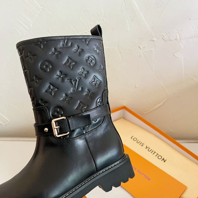 TERRITORY FLAT ANKLE BOOT IN BLACK EMBOSSED CALFSKIN