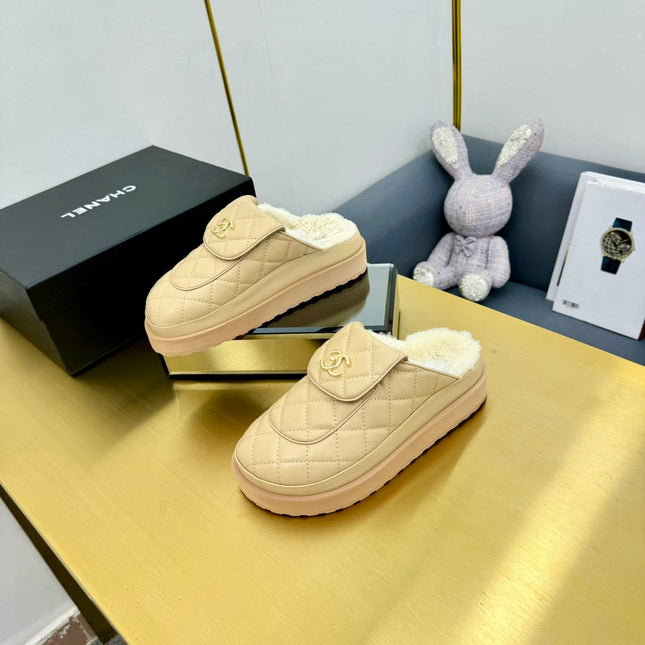 THICK-SOLED SLIDE IN LIGHT YELLOW LAMBSKIN AND WOOL LINING