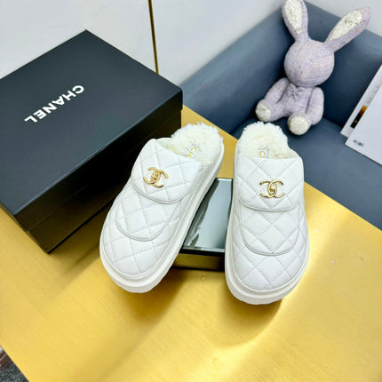 THICK-SOLED SLIDE IN WHITE LAMBSKIN AND WOOL LINING