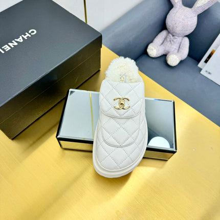 THICK-SOLED SLIDE IN WHITE LAMBSKIN AND WOOL LINING