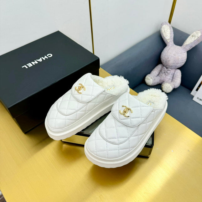 THICK-SOLED SLIDE IN WHITE LAMBSKIN AND WOOL LINING