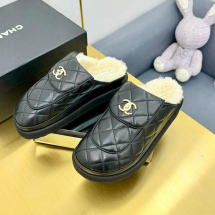 THICK-SOLED SLIDE IN BLACK LAMBSKIN AND WOOL LINING