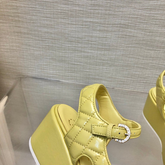 WEDGE SANDALS IN YELLOW CREAM CALFSKIN