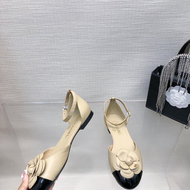 BEIGE MIX BLACK LAMBSKIN CAMELLIA HOLLOW SANDAL