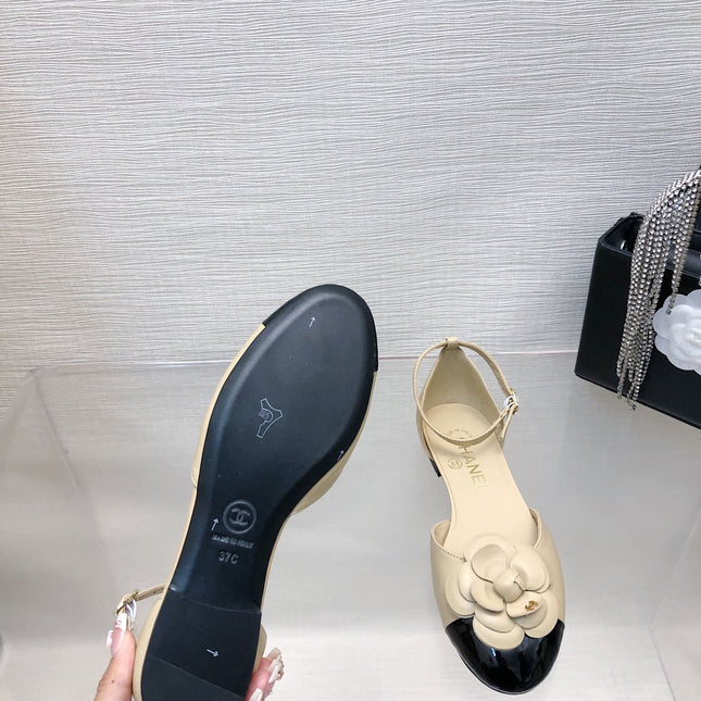 BEIGE MIX BLACK LAMBSKIN CAMELLIA HOLLOW SANDAL