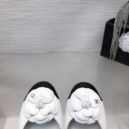 WHITE MIX BLACK LAMBSKIN CAMELLIA HOLLOW SANDAL