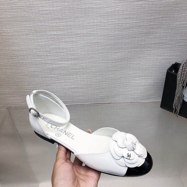WHITE MIX BLACK LAMBSKIN CAMELLIA HOLLOW SANDAL