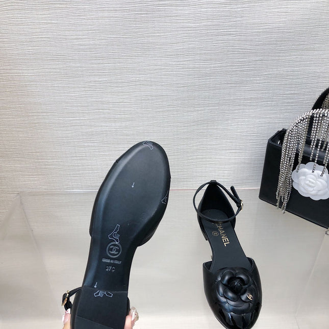 BLACK LAMBSKIN CAMELLIA HOLLOW SANDAL