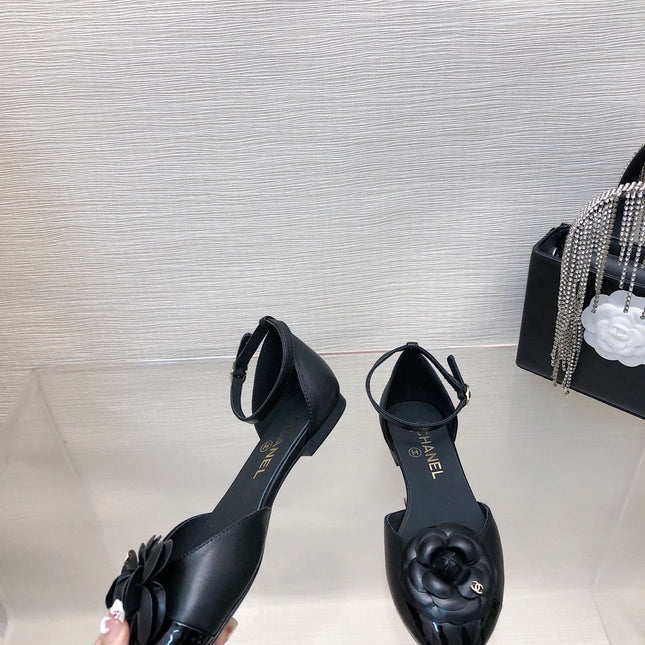 BLACK LAMBSKIN CAMELLIA HOLLOW SANDAL