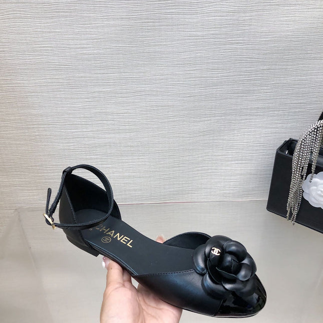 BLACK LAMBSKIN CAMELLIA HOLLOW SANDAL