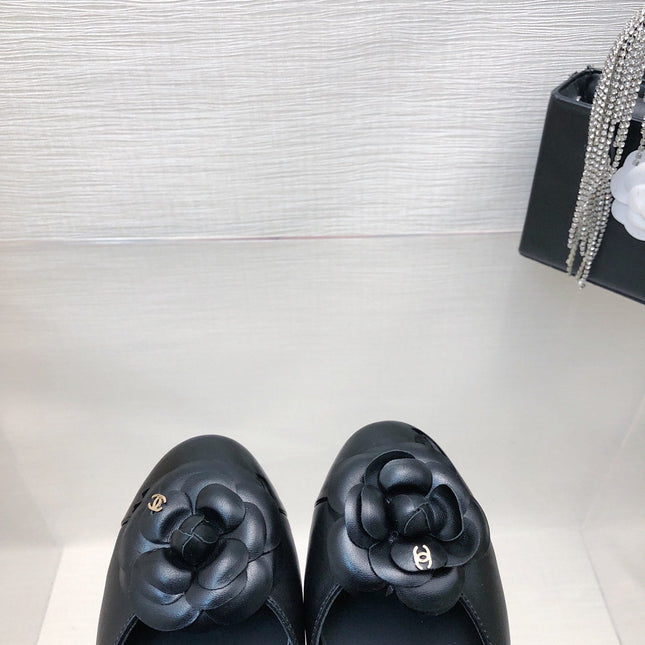 BLACK LAMBSKIN CAMELLIA HOLLOW SANDAL