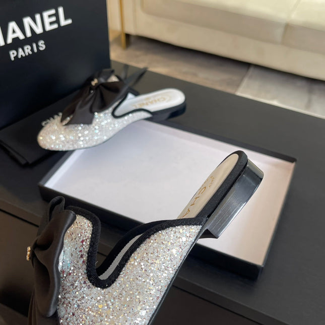 BIG BOW FLAT MULE SANDALS IN WHITE SILK WITH GLITTER SEQUINS