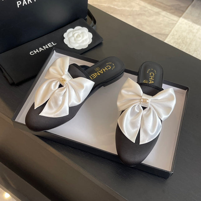 BIG BOW FLAT MULE SANDALS IN BLACK MIX WHITE SILK
