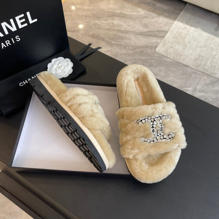 SLIPPERS IN BEIGE CREAM FUR