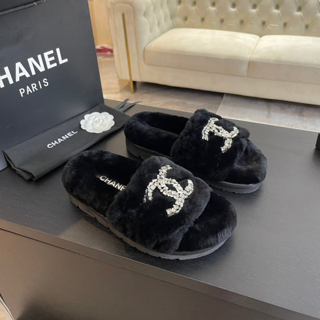 SLIPPERS IN BLACK FUR