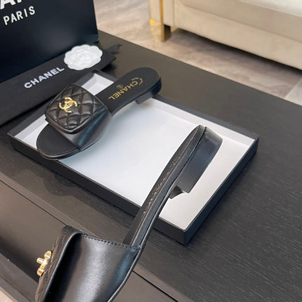 FLAT MULE IN BLACK LAMBSKIN