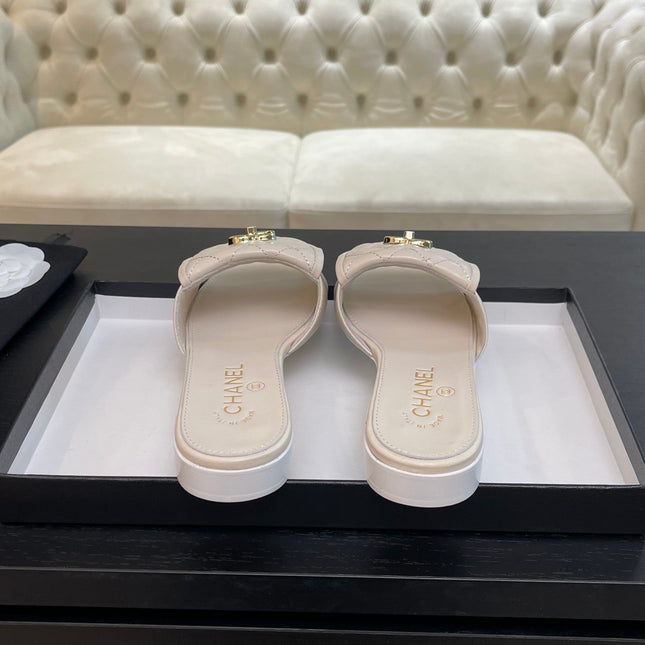 FLAT MULE IN WHITE LAMBSKIN