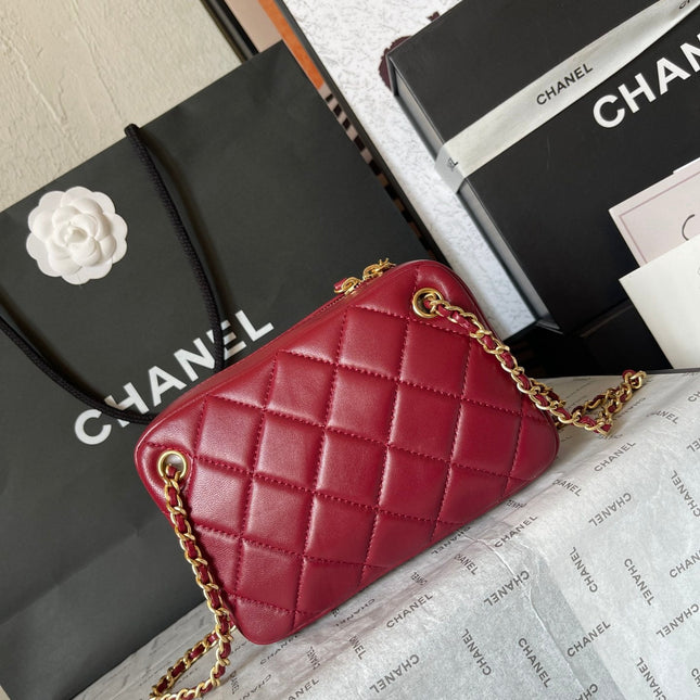 CAMERA BAG 18 IN RED QUILTED LAMBSKIN DOUBLE C GOLD COIN