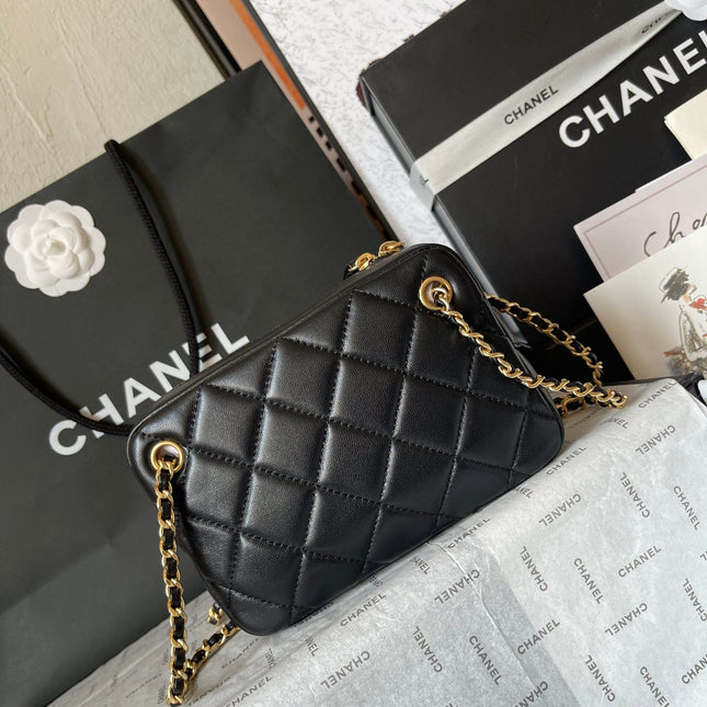 CAMERA BAG 18 IN BLACK QUILTED LAMBSKIN DOUBLE C GOLD COIN