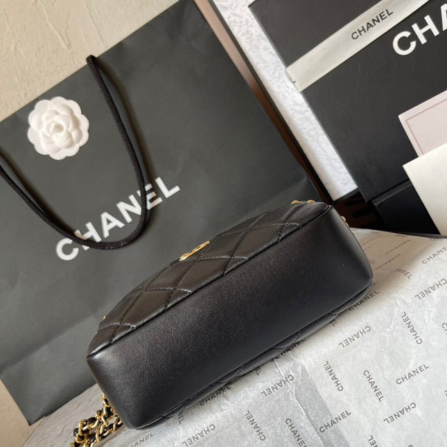 CAMERA BAG 18 IN BLACK QUILTED LAMBSKIN DOUBLE C GOLD COIN