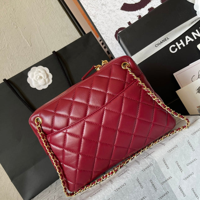 CAMERA BAG 24 IN RED QUILTED LAMBSKIN DOUBLE C GOLD COIN