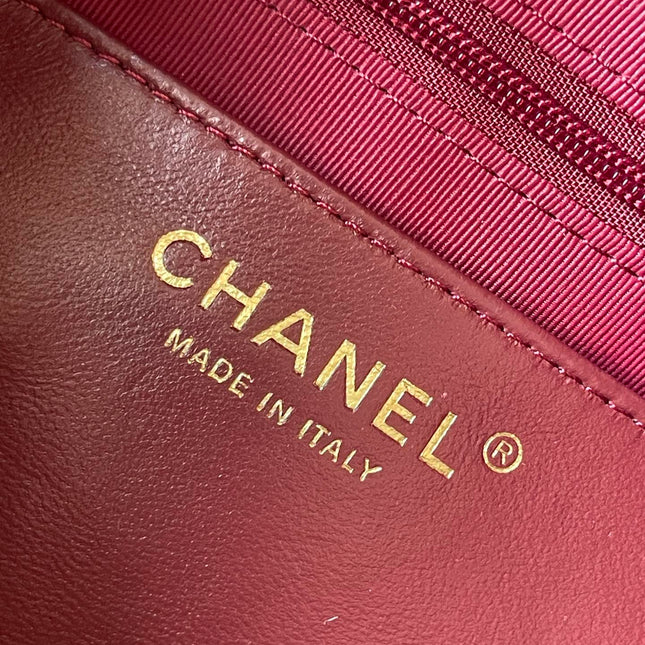 CAMERA BAG 24 IN RED QUILTED LAMBSKIN DOUBLE C GOLD COIN