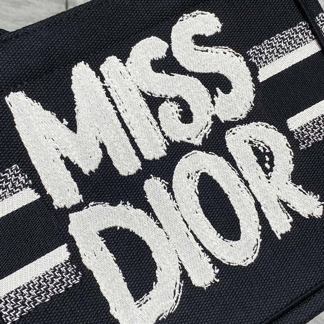 BOOK TOTE 26 IN BLACK MIX WHITE CANVAS 226506