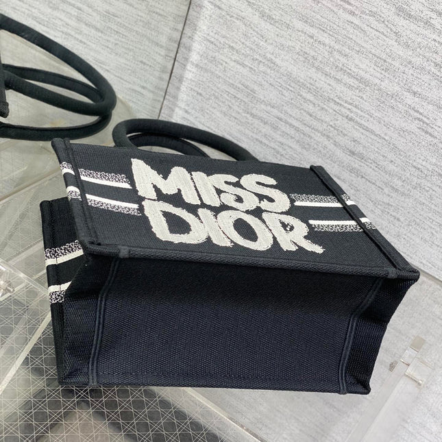 BOOK TOTE 26 IN BLACK MIX WHITE CANVAS 226506