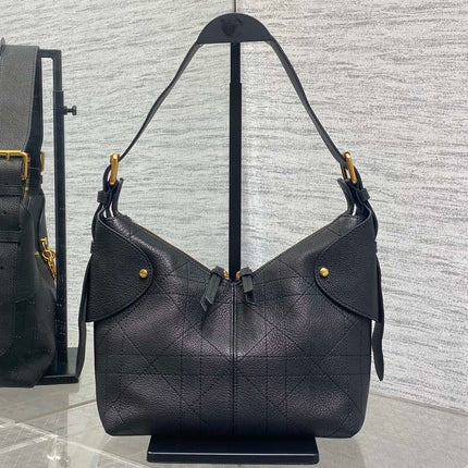 DIOR 25S SMALL VOYAGE BAG 23 IN BLACK FLAT MACROCANNAGE GRAINED CALFSKIN