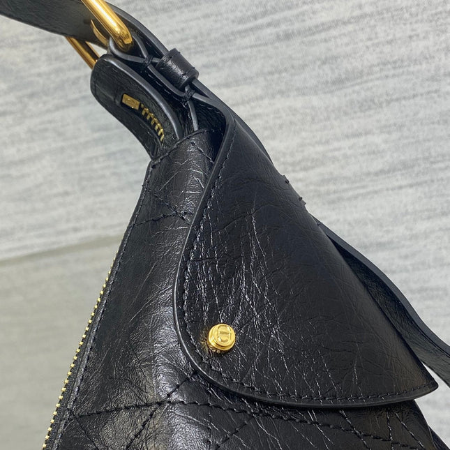 DIOR 25S SMALL VOYAGE BAG 23 IN BLACK FLAT MACROCANNAGE GRAINED GLOSSY CALFSKIN
