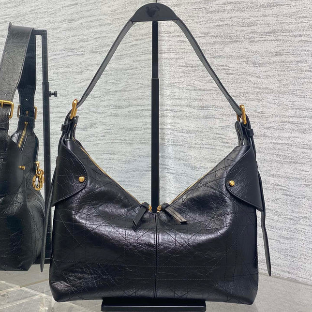 DIOR 25S MEDIUM VOYAGE BAG 28 IN BLACK FLAT MACROCANNAGE GRAINED GLOSSY CALFSKIN