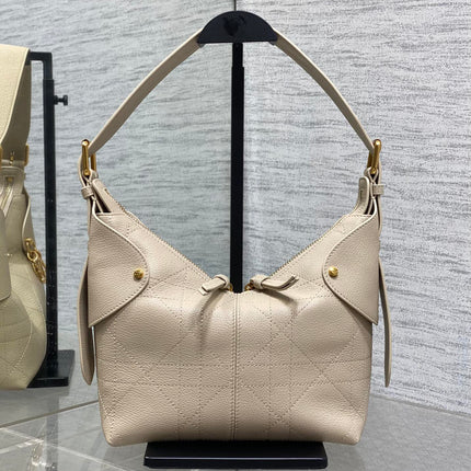 DIOR 25S SMALL VOYAGE BAG 23 IN POWDER BEIGE FLAT MACROCANNAGE GRAINED CALFSKIN