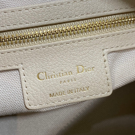 DIOR 25S SMALL VOYAGE BAG 23 IN POWDER BEIGE FLAT MACROCANNAGE GRAINED CALFSKIN