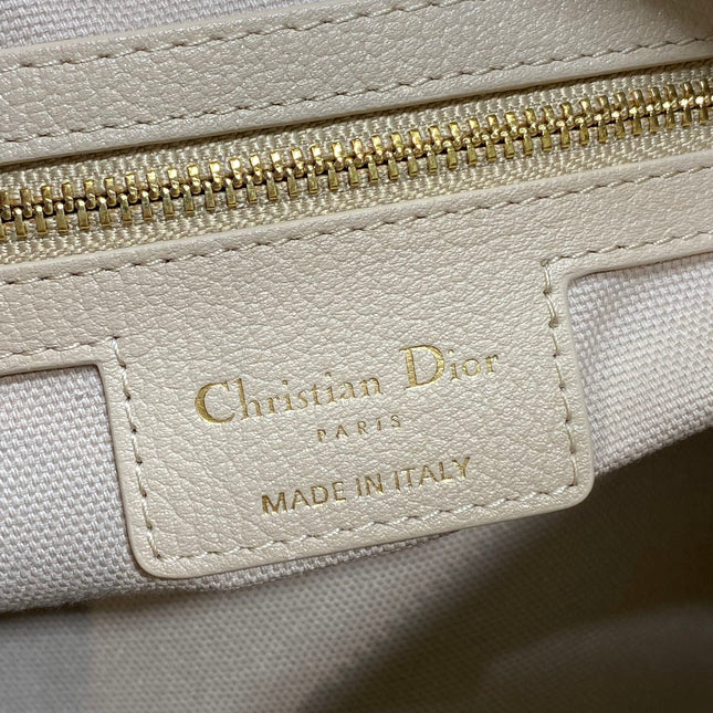 DIOR 25S SMALL VOYAGE BAG 23 IN POWDER BEIGE FLAT MACROCANNAGE GRAINED CALFSKIN