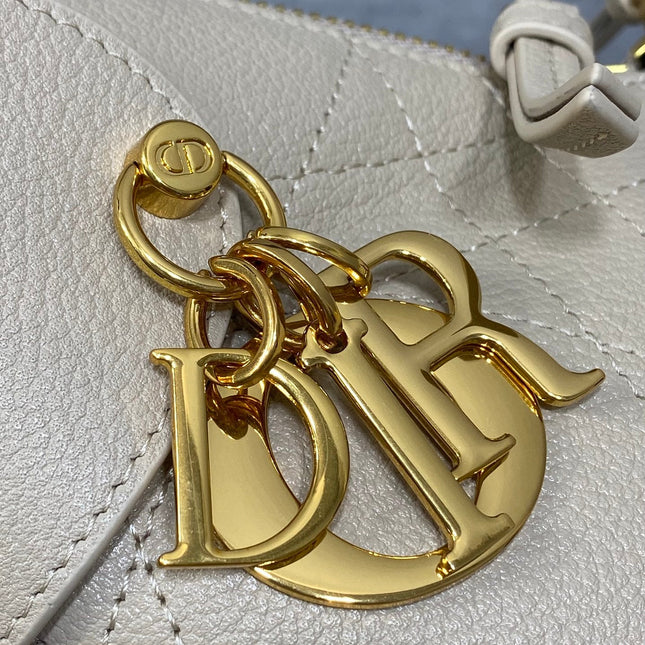 DIOR 25S SMALL VOYAGE BAG 23 IN POWDER BEIGE FLAT MACROCANNAGE GRAINED CALFSKIN