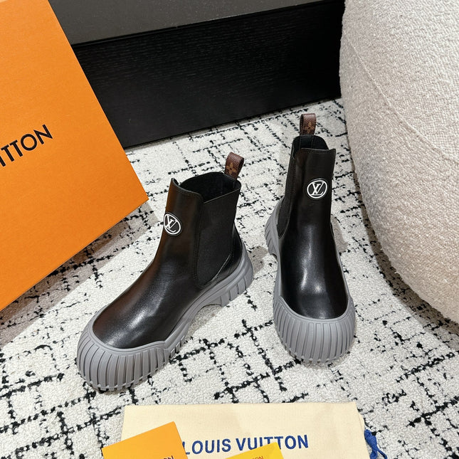 RUBY BOOTS IN BLACK AND CLOUD GRAY CALFSKIN