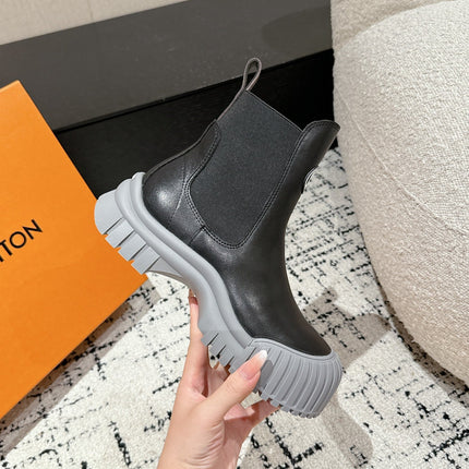 RUBY BOOTS IN BLACK AND CLOUD GRAY CALFSKIN