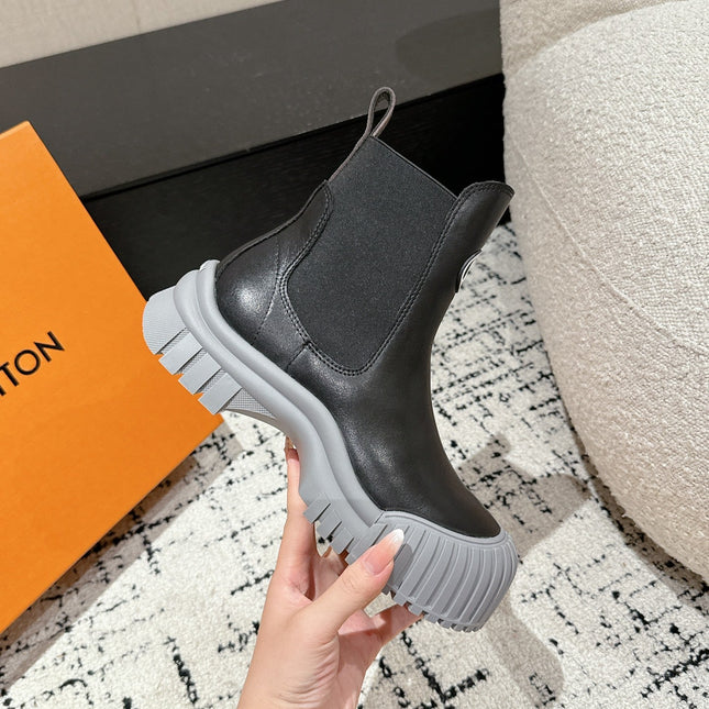 RUBY BOOTS IN BLACK AND CLOUD GRAY CALFSKIN