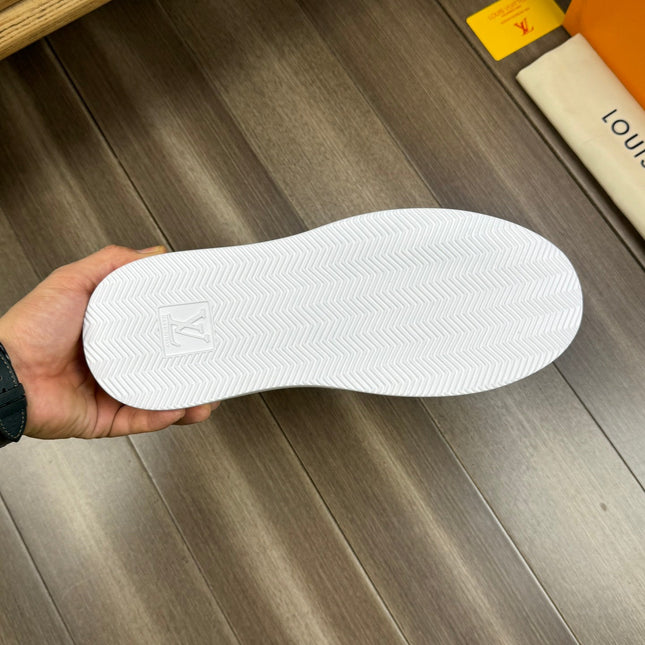 LV TRAINER SNEAKER WHITE AND BLACK CALFSKIN AND BREATHABLE FABRIC