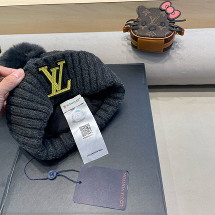KNITTED BEANIE HAT IN BLACK WOOL AND LAMB FUR 430044