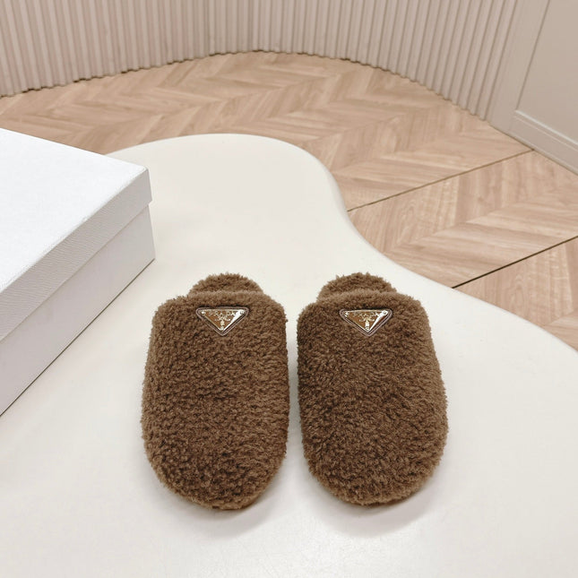 MULES ATTACHED TRIANGLE LOGO IN WOOD BROWN SHEARLING