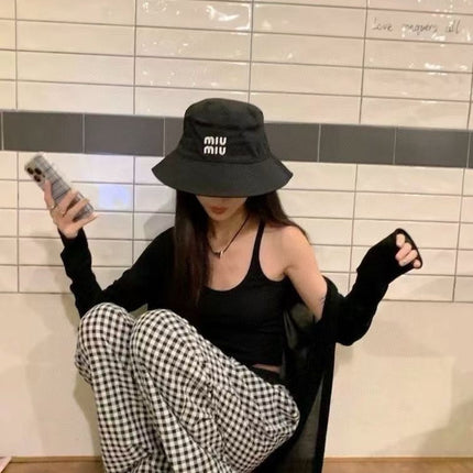 MM CLASSIC REVERSIBLE BUCKET HAT IN LIGHT BEIGE AND BLACK FABRIC