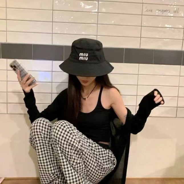 MM CLASSIC REVERSIBLE BUCKET HAT IN LIGHT BEIGE AND BLACK FABRIC