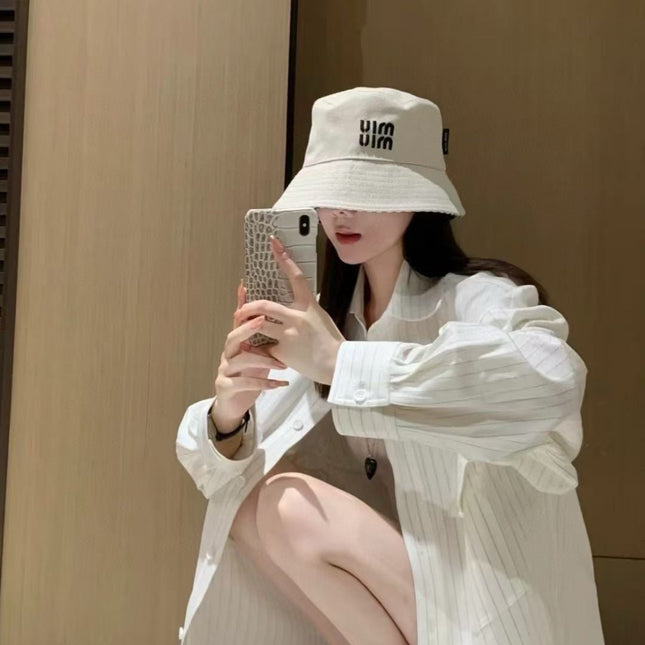 MM CLASSIC REVERSIBLE BUCKET HAT IN LIGHT BEIGE AND BLACK FABRIC