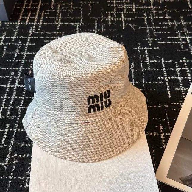 MM CLASSIC REVERSIBLE BUCKET HAT IN LIGHT BEIGE AND BLACK FABRIC