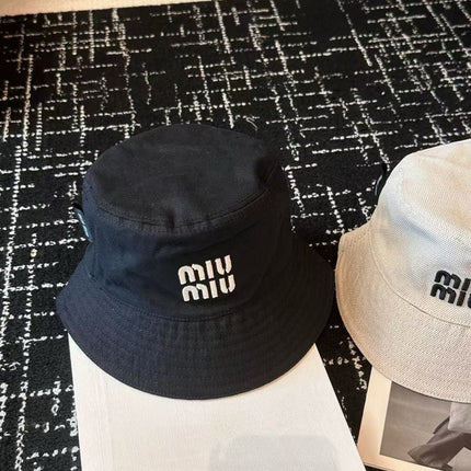MM CLASSIC REVERSIBLE BUCKET HAT IN LIGHT BEIGE AND BLACK FABRIC