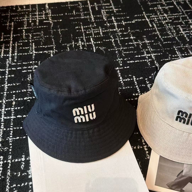 MM CLASSIC REVERSIBLE BUCKET HAT IN LIGHT BEIGE AND BLACK FABRIC