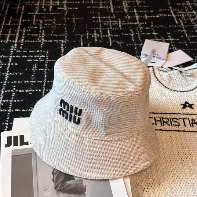 MM CLASSIC REVERSIBLE BUCKET HAT IN LIGHT BEIGE AND BLACK FABRIC